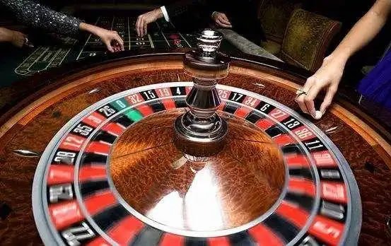 Antarmuka mobile pistol4d menampilkan French Roulette dengan tabel taruhan dan streaming dealer
